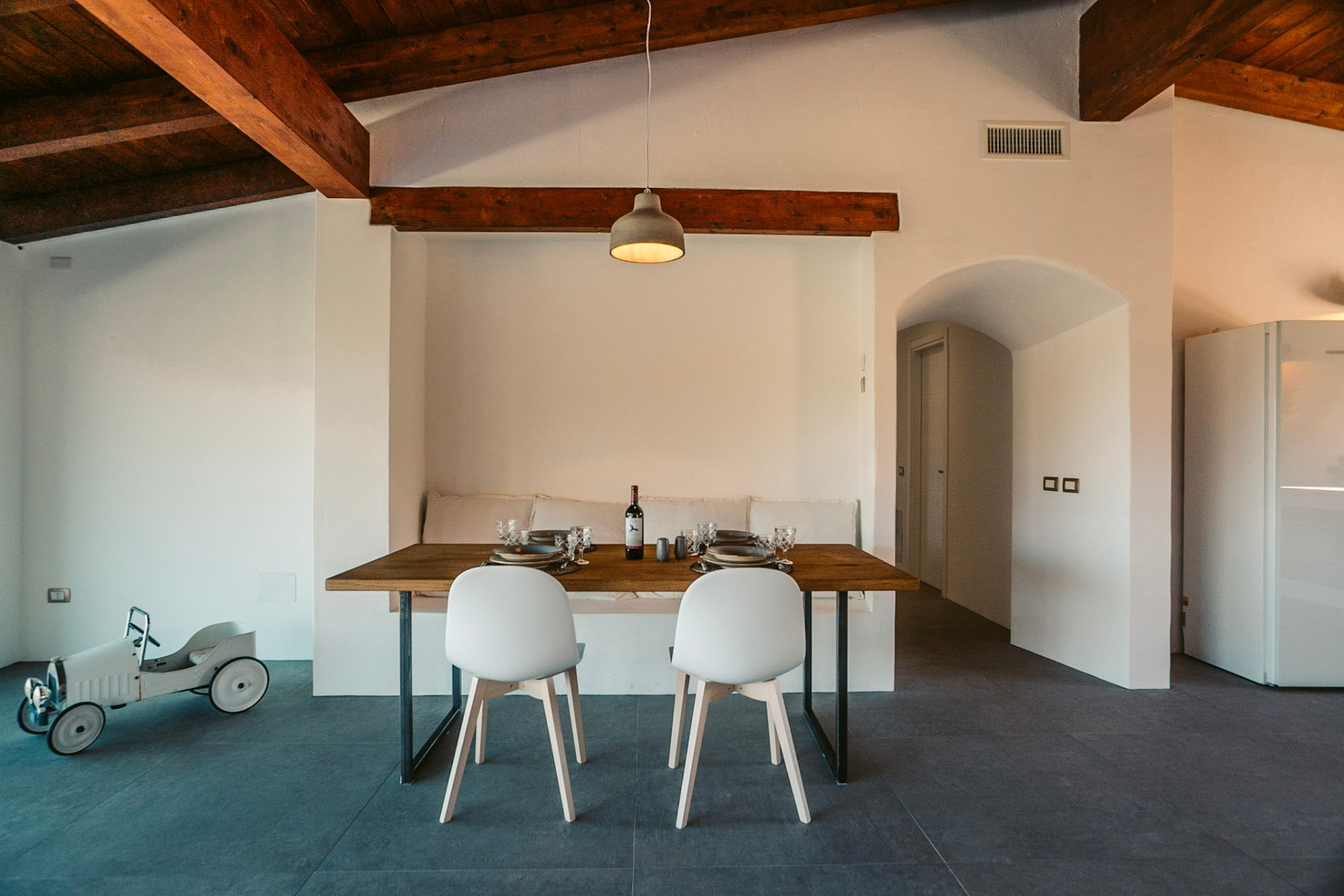Dining table beneath a whitewashed arch